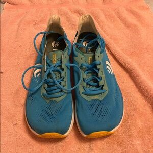 Topo Athletic Cyclone Sky Gold Size 9 Very Good